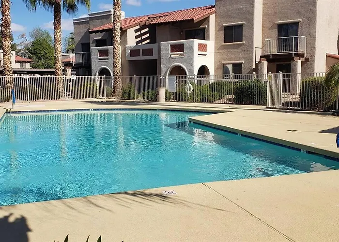 Holiday home With Heated Pool, Hot Tub, Near Walking Paths Glendale