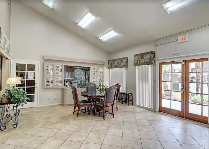 With Heated Pool, Hot Tub, Near Walking Paths * Glendale