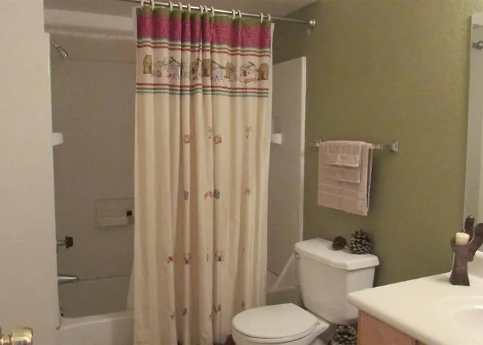 With Heated Pool, Hot Tub, Near Walking Paths Holiday home Glendale