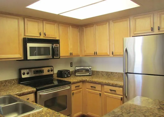 Holiday home With Heated Pool, Hot Tub, Near Walking Paths Glendale